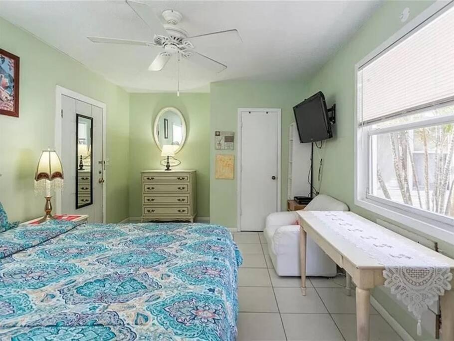Charming Studio Unit Across From Lido Key Beach Сарасота Экстерьер фото